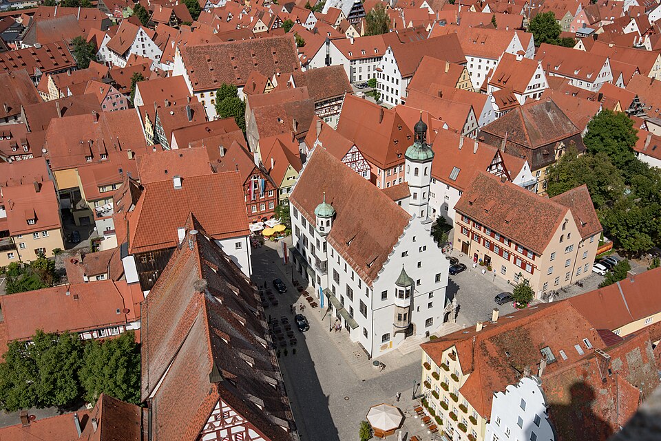 The market square of Nördlingen with the town hall and St. Georg church tower.