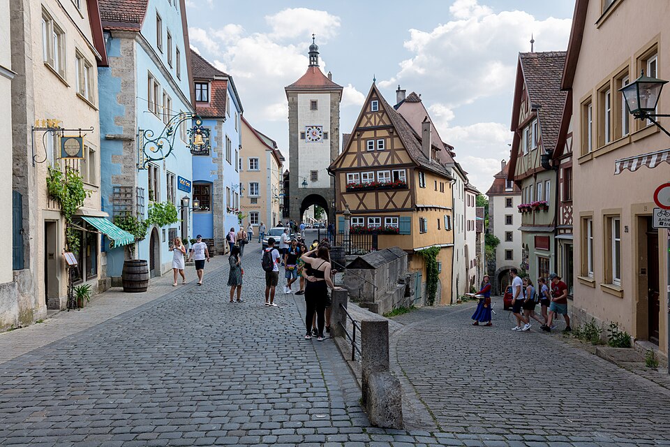 The Plönlein in Rothenburg ob der Tauber with a half-timbered house between two gate towers.